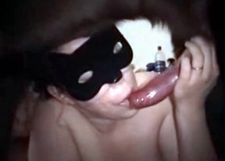 Slut in mask blowing a dog